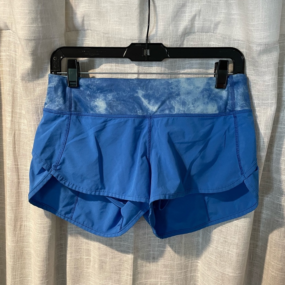 Lululemon running shorts size 4, lining inside and 2 small pockets.